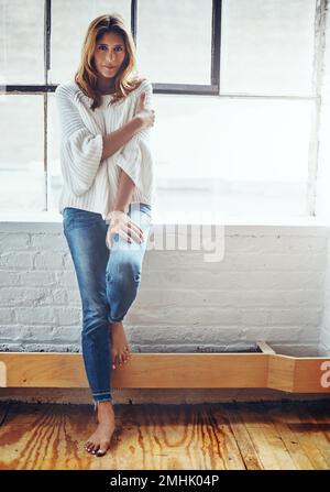 Moda, casa e ritratto di donna per finestra con motivazione, pensiero e ispirazione per le idee. Visione, atteggiamento fiducioso e femminile matura relax Foto Stock