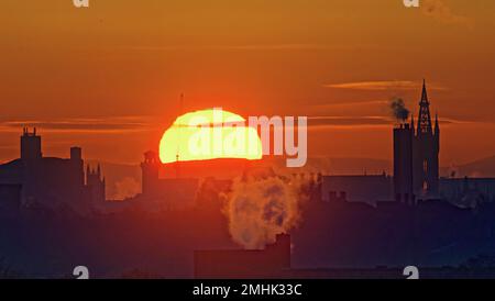 Glasgow, Scozia, Regno Unito 27tht gennaio 2023. UK Weather: Cold Red Dawn vide sorgere il sole sull'estremità occidentale e la torre gotica dell'università di Glasgow mentre il vapore acqueo e il fumo solidificavano nell'aria fredda. Credit Gerard Ferry/Alamy Live News Foto Stock