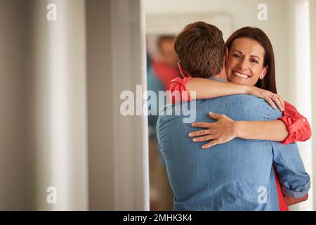 L'amore è l'emozione più sorprendente da sentire e condividere. una coppia matura affettuosa che si unisce a casa. Foto Stock
