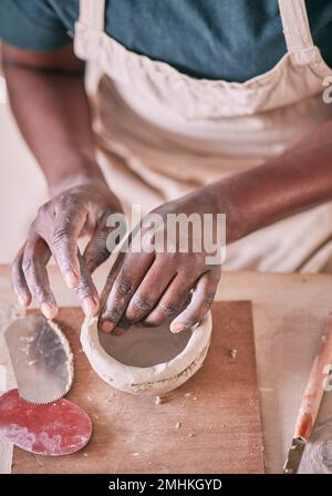 Terraglie ciotola, mani e donna design scultura stampo, produzione creativa o prodotto d'arte. Negozio di ceramica, proprietario di piccola impresa startup o africano Foto Stock