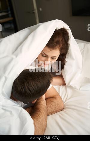 Gli sposi novelli si coprirono con una coperta con la testa Foto Stock