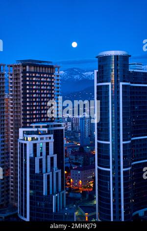 Paesaggio serale della città di Batumi con gli edifici in illuminazione serale. Foto Stock