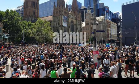 Melbourne, Australia. 26th Jan, 2023. Un gran numero di persone partecipano al rally Invasion Day di Melbourne. L'Australia Day, precedentemente conosciuta come Foundation Day, è la giornata nazionale ufficiale dell'Australia ed è celebrata annualmente il 26 gennaio per commemorare l'arrivo della prima flotta a Sydney nel 1788. Molti australiani indigeni si riferiscono al giorno come 'giorno dell'invasione' e c'è un movimento crescente per cambiare la data ad una che può essere celebrata da tutti gli australiani. (Foto di Rana Sajid Hussain/Pacific Press) Credit: Pacific Press Media Production Corp./Alamy Live News Foto Stock