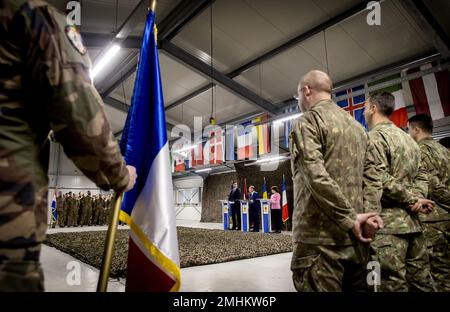 CINCU - il Ministro degli Esteri Wopke Hoekstra visita le truppe olandesi che fanno parte del Gruppo di battaglia della NATO a guida francese. I Paesi Bassi hanno schierato soldati in Romania per contribuire a rafforzare il fianco orientale dell'area del trattato NATO. ANP KOEN VAN WEEL netherlands OUT - belgium OUT Credit: ANP/Alamy Live News Foto Stock