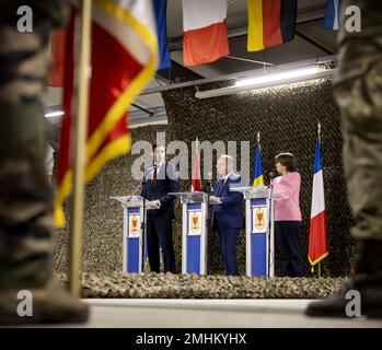 CINCU - il Ministro degli Esteri Wopke Hoekstra visita le truppe olandesi che fanno parte del Gruppo di battaglia della NATO a guida francese. I Paesi Bassi hanno schierato soldati in Romania per contribuire a rafforzare il fianco orientale dell'area del trattato NATO. ANP KOEN VAN WEEL netherlands OUT - belgium OUT Credit: ANP/Alamy Live News Foto Stock