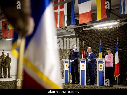 CINCU - il Ministro degli Esteri Wopke Hoekstra visita le truppe olandesi che fanno parte del Gruppo di battaglia della NATO a guida francese. I Paesi Bassi hanno schierato soldati in Romania per contribuire a rafforzare il fianco orientale dell'area del trattato NATO. ANP KOEN VAN WEEL netherlands OUT - belgium OUT Credit: ANP/Alamy Live News Foto Stock