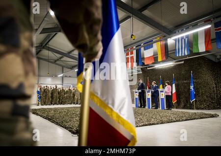 CINCU - il Ministro degli Esteri Wopke Hoekstra visita le truppe olandesi che fanno parte del Gruppo di battaglia della NATO a guida francese. I Paesi Bassi hanno schierato soldati in Romania per contribuire a rafforzare il fianco orientale dell'area del trattato NATO. ANP KOEN VAN WEEL netherlands OUT - belgium OUT Credit: ANP/Alamy Live News Foto Stock