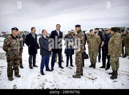 CINCU - il Ministro degli Esteri Wopke Hoekstra visita le truppe olandesi che fanno parte del Gruppo di battaglia della NATO a guida francese. I Paesi Bassi hanno schierato soldati in Romania per contribuire a rafforzare il fianco orientale dell'area del trattato NATO. ANP KOEN VAN WEEL netherlands OUT - belgium OUT Credit: ANP/Alamy Live News Foto Stock