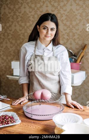 Torte speciali per matrimoni, compleanni e anniversari. 3D torte personalizzate, senza glutine, vegane e torte alternative. Confetter femminile Foto Stock