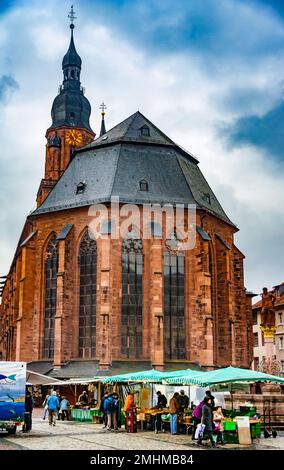 Splendida vista sulla famosa chiesa Heiliggeistkirche, la chiesa più grande di Heidelberg, Germania. Con l'abside di fronte alla piazza del mercato, si erge... Foto Stock