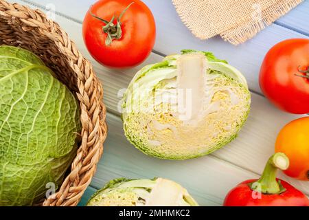 cavolo sabaudo su fondo di legno Foto Stock