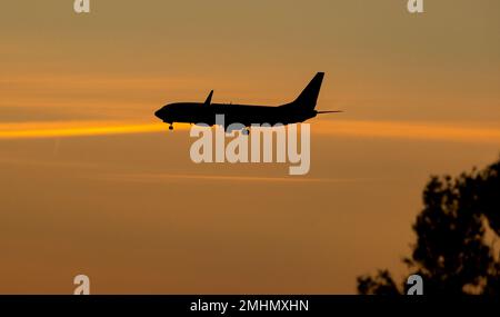 Foto del file datata 18/06/2019 di un aereo che arriva a terra all'aeroporto John Lennon di Liverpool quando il sole tramonta su Liverpool, Merseyside. La metà della gente sta progettando tagliare il costo delle loro feste o fare senza i viaggi complessivamente questo anno, un'indagine ha trovato. Poco più di un terzo (34%) dei vacanzieri prevede di prendere provvedimenti per rendere le loro pause meno costose, mentre un ulteriore 16% andrà senza prendere vacanze del tutto, secondo l'assicuratore Aviva. Data di emissione: Venerdì 27 gennaio 2023. Foto Stock