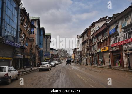 26 gennaio 2023, Srinagar, Jammu e Kashmir, India: Il 74th° giorno della Repubblica dell'India, le strade della regione contesa del Kashmir sembrano deserte. Il movimento veicolare è rimasto difficile per tutto il giorno, mentre la maggior parte delle aziende sono rimaste chiuse. I principali leader politici e lavoratori hanno celebrato la giornata srotolando il tricolore nel centro della città di Lal Chowk. (Credit Image: © MUbashir Hassan/Pacific Press via ZUMA Press Wire) SOLO PER USO EDITORIALE! Non per USO commerciale! Credit: ZUMA Press, Inc./Alamy Live News Foto Stock