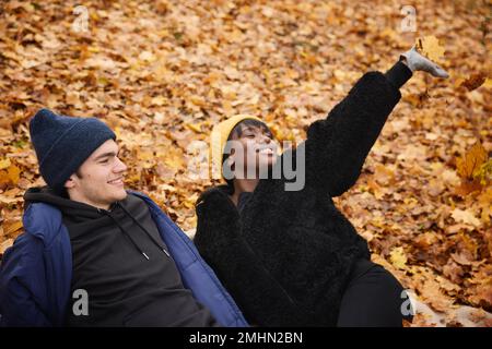 Coppia giovane giacente insieme Foto Stock
