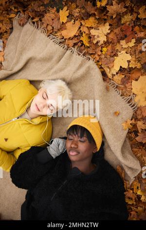 Amici femminili che si trovano insieme Foto Stock