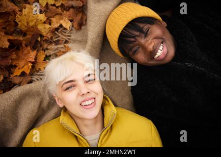 Amici femminili che si trovano insieme Foto Stock