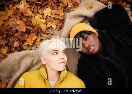 Amici femminili che si trovano insieme Foto Stock
