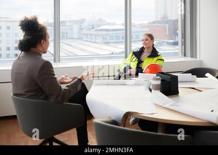 Sorridendo le persone che si incontrano in ufficio Foto Stock
