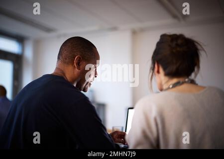 Uomo e donna che parlano in caffetteria Foto Stock
