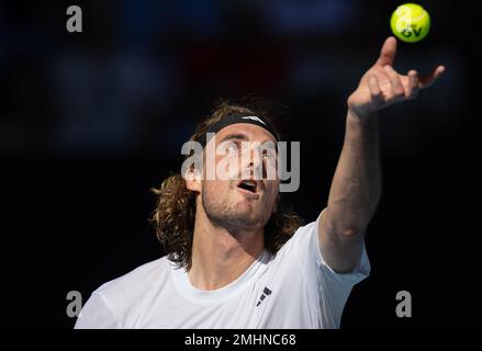 Melbourne, Australia. 27th Jan, 2023. Stefanos Tsitsipas di Grecia serve durante la semifinale maschile contro Karen Khachanov di Russia all'Australian Open di Melbourne Park, a Melbourne, Australia, 27 gennaio 2023. Credit: HU Jingchen/Xinhua/Alamy Live News Foto Stock