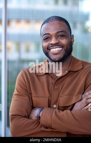 Ritratto di felice giovane uomo Foto Stock