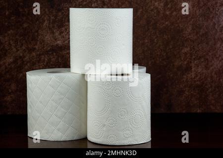 Rotoli di carta igienica su un ripiano in legno lucidato Foto Stock