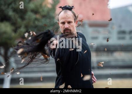 Danjiangkou, provincia cinese di Hubei. 11th Jan, 2023. Jake Lee Pinnick pratica arti marziali presso le montagne Wudang a Danjiangkou, provincia di Hubei, Cina centrale, 11 gennaio 2023. PER ANDARE CON 'attraverso la Cina: American Kung fu Master's Spring Festival Experience in China' credito: WU Zhizun / Xinhua / Alamy Live News Foto Stock