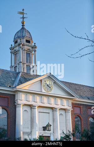 Orologio e torre sopra l'ingresso principale del Royal Chelsea Hospital, Londra, Inghilterra, fondata da re Carlo II per i soldati in pensione. Foto Stock