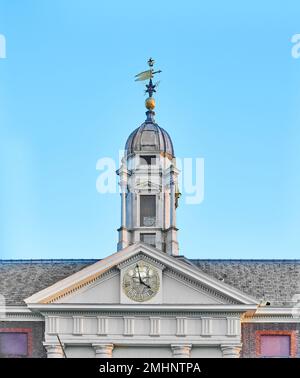 Orologio e torre sopra l'ingresso principale del Royal Chelsea Hospital, Londra, Inghilterra, fondata da re Carlo II per i militari in pensione. Foto Stock