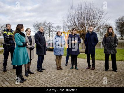 HALSTEREN - una delegazione comprendente Anne-Marie Spierings (provincia del Brabante del Nord), membro del parlamento Roelof Bisschop (SGP), sindaco Joyce Vermue (comune di Zundert), bike warden Kees Jan de Vet (scacchiera del Delta di Brabantse) e membro del parlamento Eva van Esch (PvdD) Nel corso di una visita di lavoro della commissione parlamentare permanente per la giustizia e la sicurezza presso un impianto di trattamento delle acque reflue. La visita si colloca nel contesto della criminalità legata alla droga e dello scarico di rifiuti. ANP SEM VAN DER WAL netherlands OUT - belgium OUT Credit: ANP/Alamy Live News Foto Stock