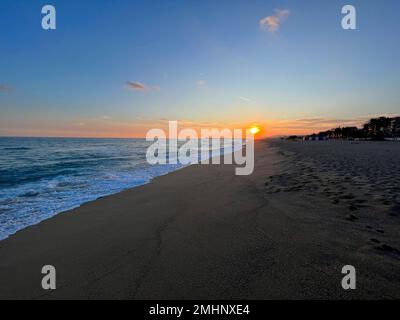 Mar Mediterraneo al atardecer, El Masnou, Cataluña, tonos dorados, paz tranquilidad. Foto Stock