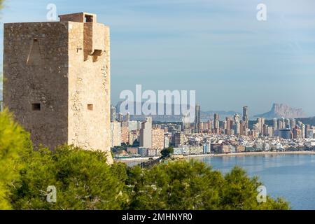 Torre del Aguilo o Torre di Finestrat (la Torre de Finestrat) è un'antica torre di guardia nei pressi di Benidorm Foto Stock