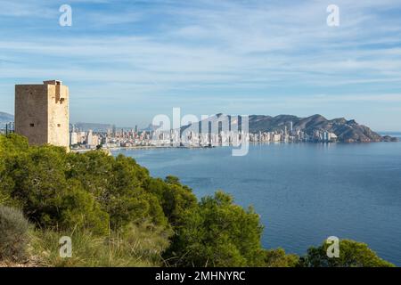 Torre del Aguilo o Torre di Finestrat (la Torre de Finestrat) è un'antica torre di guardia nei pressi di Benidorm Foto Stock