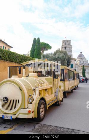 2022 dicembre Pisa, Italia: Treno turistico giallo in attesa di passeggeri nella strada di fronte alla piazza dei miracoli Foto Stock