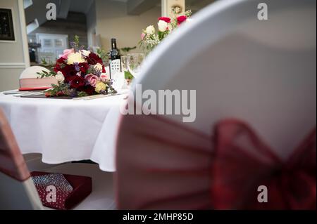 Bouquet di fiori sul tavolo del ricevimento pronto per cena e festa Foto Stock