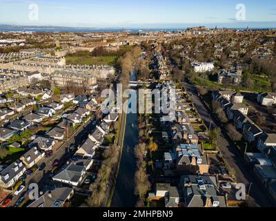 Vista aerea dal drone di Union Canal e dello skyline di Edimburgo a Polwarth a Edimburgo, Scozia, Regno Unito Foto Stock