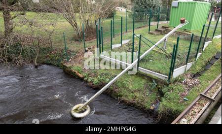 sonda idrometrica galleggiante boa del sistema di misurazione del livello dell'acqua e delle alluvioni del fiume Foto Stock