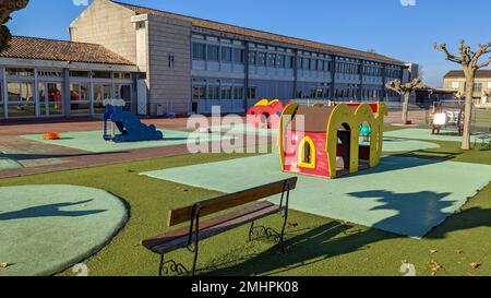 vuoto all'aperto cortile scuola parco giochi prescolare edificio esterno con piccola casa e panca Foto Stock