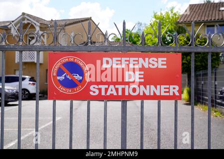 Nessun parcheggio significa che in francese Defense de stationner testo e cartello non parcheggiare di fronte al cancello residenziale Foto Stock