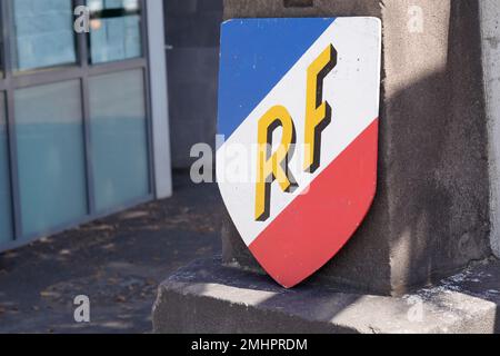 Segnale RF sull'ingresso del municipio della città in Francia Foto Stock