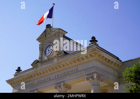 Bandiera tricolore francese sul municipio nel centro della città in francia Foto Stock