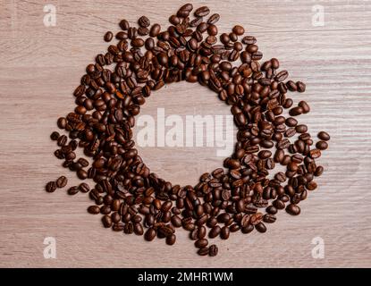 Cerchio fatto con chicchi di caffè. Sfondo per inserire il testo al centro. Modello. spazio di copia Foto Stock