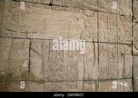 Geroglifici primo piano nell'antico tempio egiziano di Debod donato alla Spagna nel 1968 e ricostruito nel 1972 Parque de la Montaña Madrid Spagna Foto Stock