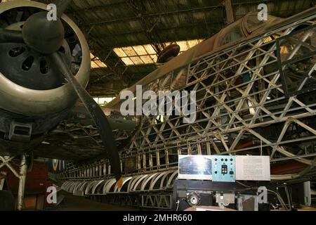 Vickers Wellington MK1A R per Robert in mostra la costruzione geodetica di Barnes Wallis Brooklands museo Weybridge Surrey UK Foto Stock