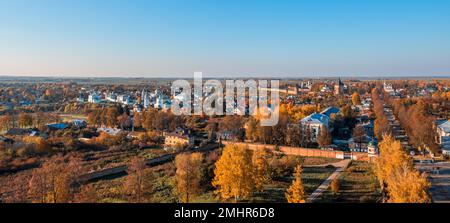 Vista autunnale della città di Suzdal dal campanile Foto Stock