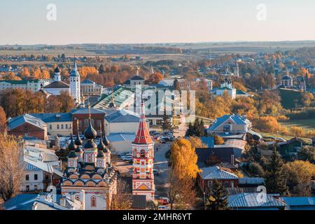 Vista autunnale della città di Suzdal dal campanile Foto Stock