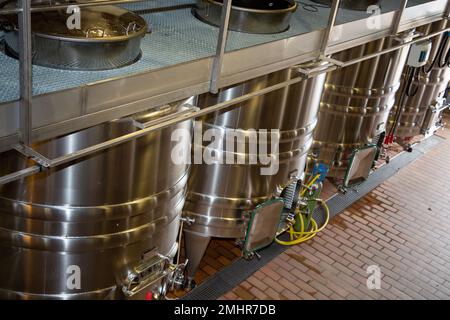 Azienda vinicola in acciaio inox produzione di cantine a bordeaux Foto Stock