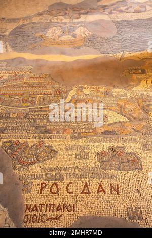 Madaba, Giordania - 5 novembre 2022: Interno 6th ° secolo mappa a mosaico della Terra Santa sul pavimento della Basilica greco-ortodossa di San George Foto Stock