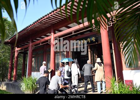 Haikou, la provincia cinese di Hainan. 22nd Jan, 2023. I turisti visitano l'Accademia di Dongpo durante la festa di Primavera a Danzhou, nella Provincia Hainan della Cina meridionale, il 22 gennaio 2023. Credit: Guo Cheng/Xinhua/Alamy Live News Foto Stock