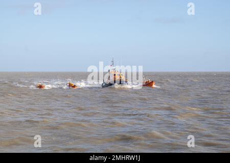 Quattro scialuppe di salvataggio RNLI in mare, walton sul naize Foto Stock